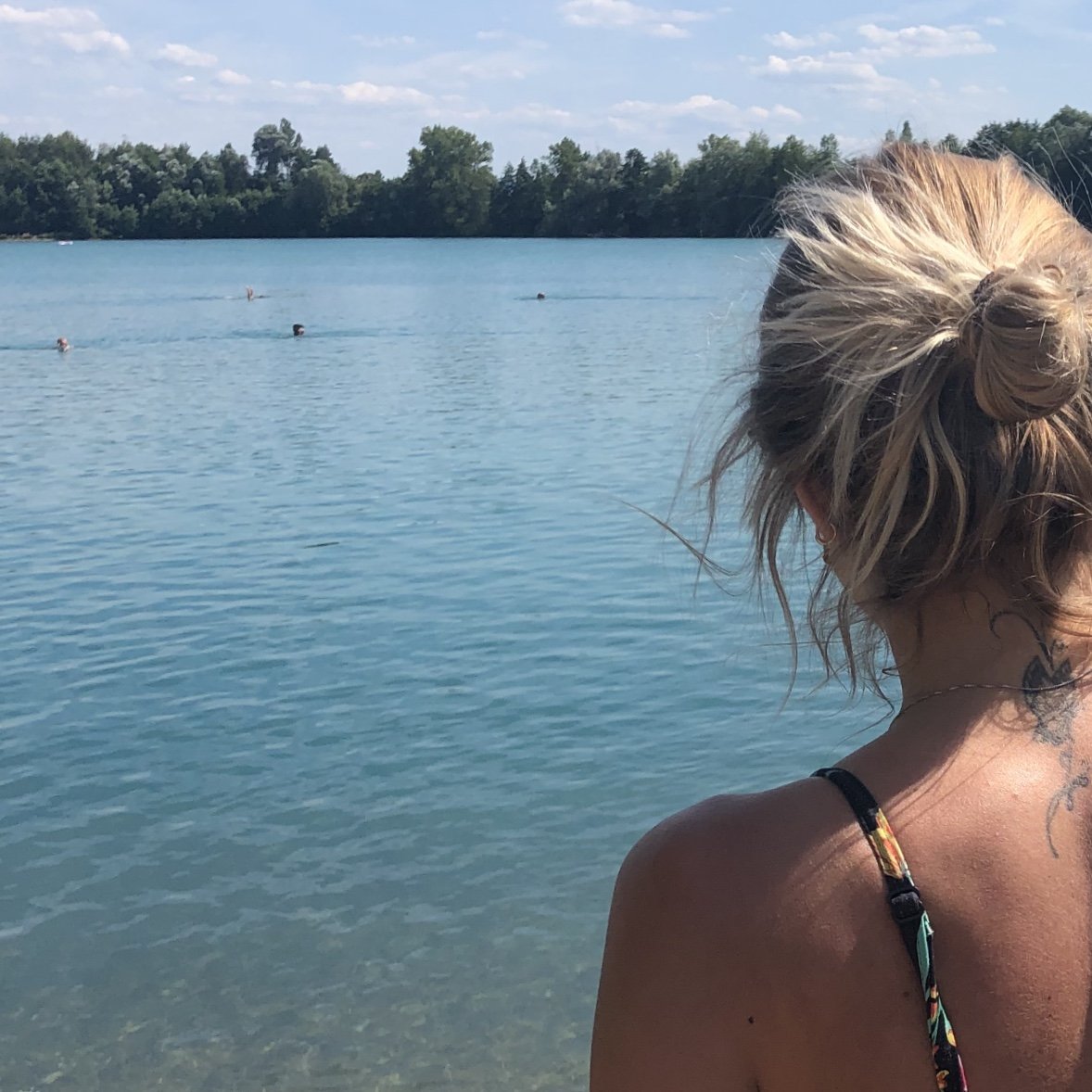 photo d'une femme regardant un lac 
