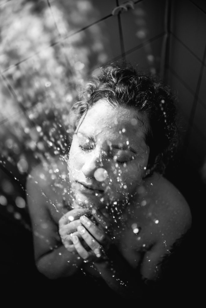 femme prenant une douche