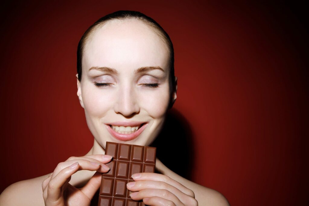 femme qui mange une tablette de chocolat
